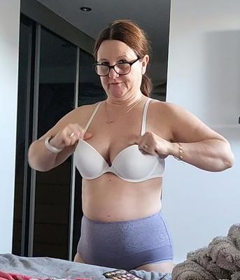 Escolha uma foto para ver essa milf madura mostrando seus peitos