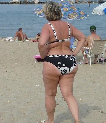 MATURE LADIES IN SWIMSUITS D