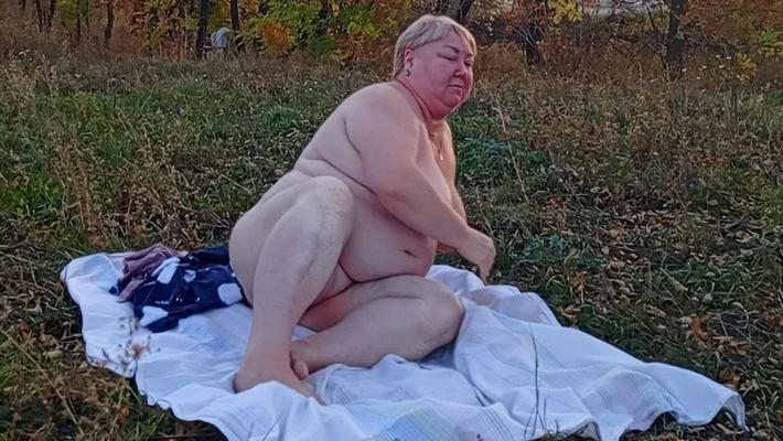 Grosse vieille dame avec de beaux seins et une délicieuse chatte