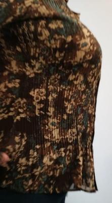 Candid Cougar en blusa de camuflaje de grandes tetas