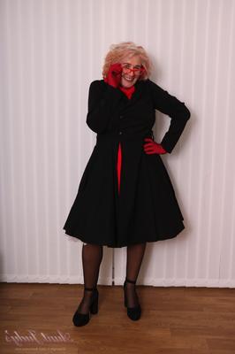 AuntJudys Camilla arbore un look de lingerie vintage classique