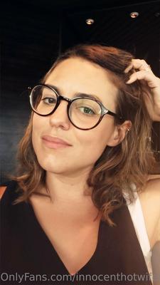 Innocenthotwife incroyable femme sinueuse sexy avec des lunettes