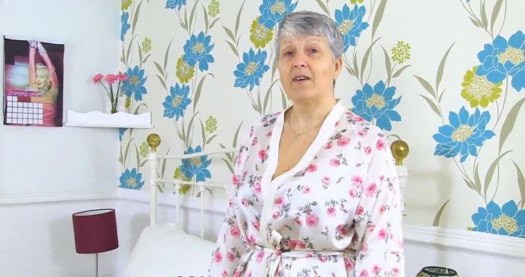 Savana Mature Dame avec de beaux seins