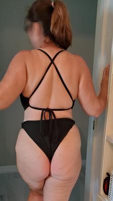 Luego preguntó ... "¿Este bikini hace que mi trasero se vea demasiado gordo?"