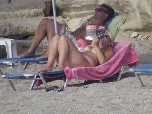 Playa rubia en topless madura