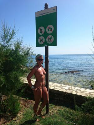 Milf naturista con tetas pequeñas y cuerpo perfecto