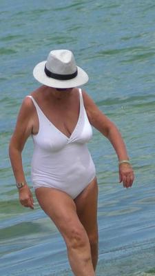 Mamie Sexy en Maillot Blanc