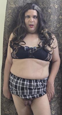 Brunette Shemale Monica M em roupas