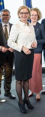 Йоханна Микл Лейтнер Зейгт IHRE Geilen Beine в Schwarzen Nylons