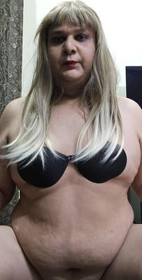 Blonde travesti Monica M aparece