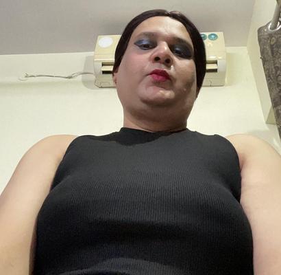 Shemale Monica M в шоу в черной юбке