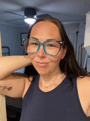 BEE BIG ASS Big Big Saggy Tatoued seins milf avec verres mélangés chauds