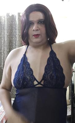 рыжеволосой транспортировки Моника М в голубом BabyDoll
