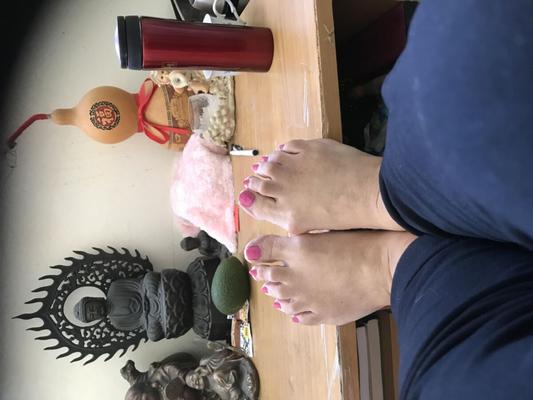 足の写真を尋ねると、スーザンはそれらを送ります