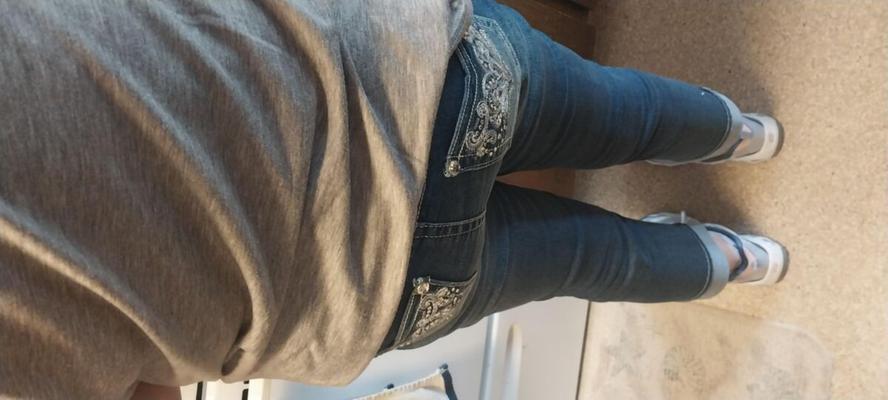 タイトなジーンズの1つの熱いリルパンは、私の妻がそれをつけてしまったのです。
