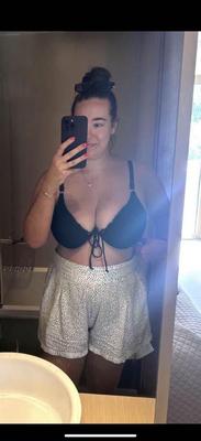 Femme a exposé de gros seins
