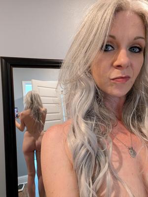 Petite Sexy Milf tira selfies nuas