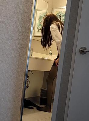 Upskirt minha mãe se vestindo de hotel (dia)