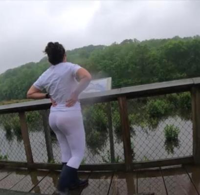 LA FEMME DE NOTRE POTE AIME L EAU