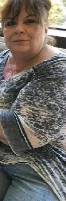 成熟したBBWブルネットは脂肪の体を示しています