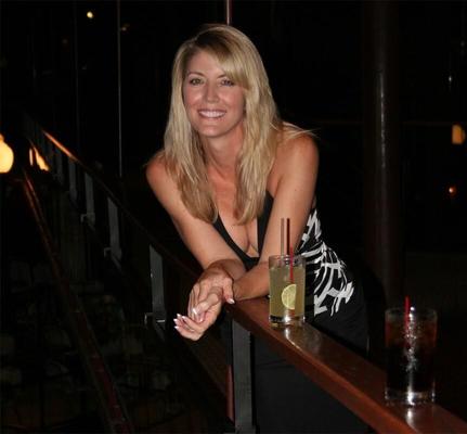 金髪の熟女メグ・バグネルは、屋外で見事な体を見せています