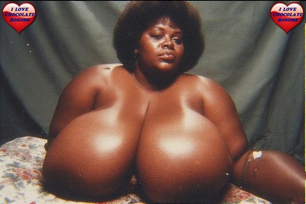 Grandes y hermosos senos de chocolate maduros