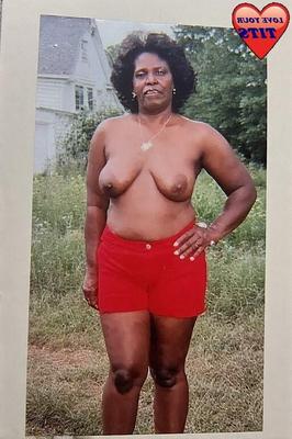 Shorts rouges et seins de chocolat
