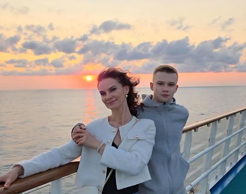 Madre e hijo no desnudos