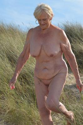 Oma/Reife am Strand ()