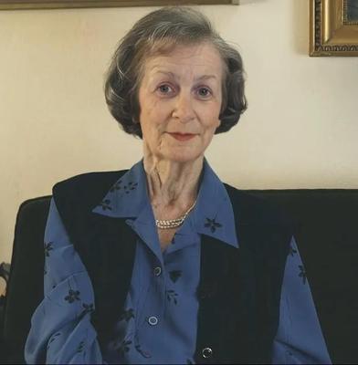 La bibliotecaria retirada de la señorita Holmes busca un joven para desviarla